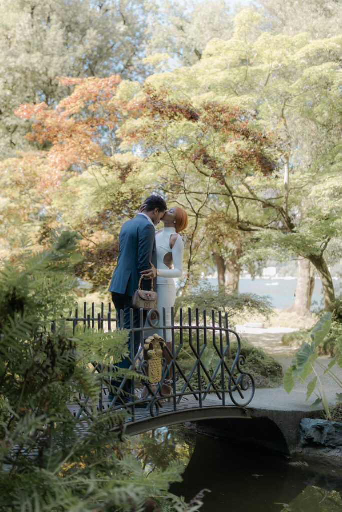 kissing couple in the japanese garden of villa melzi