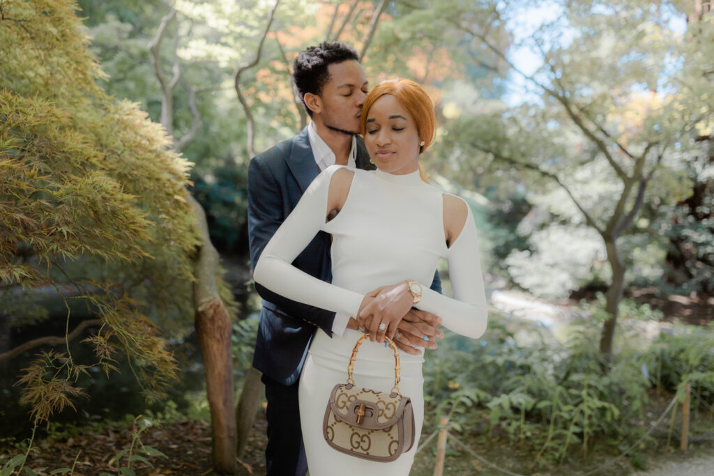 kissing couple in the japanese garden in Villa Melzi