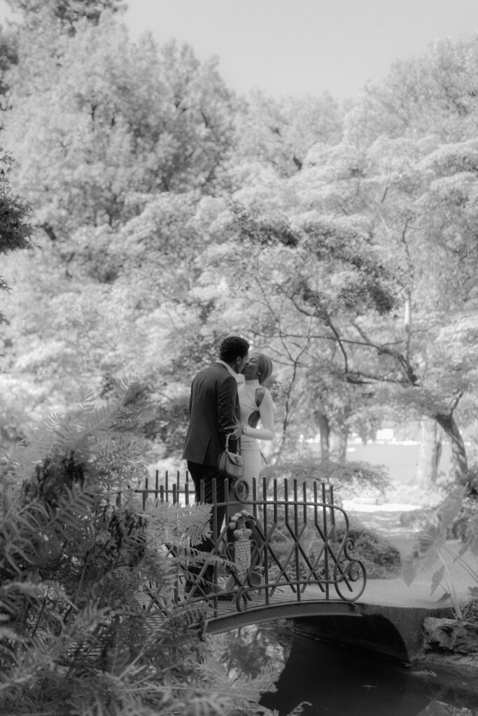 kissing couple in the japanese garden in Villa Melzi during their engagement