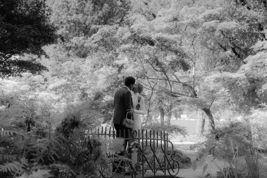 kissing couple in the japanese garden in Villa Melzi