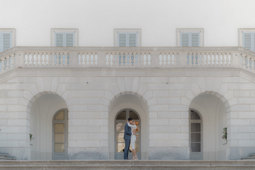 couple kissing during the engagement session at Villa Melzi