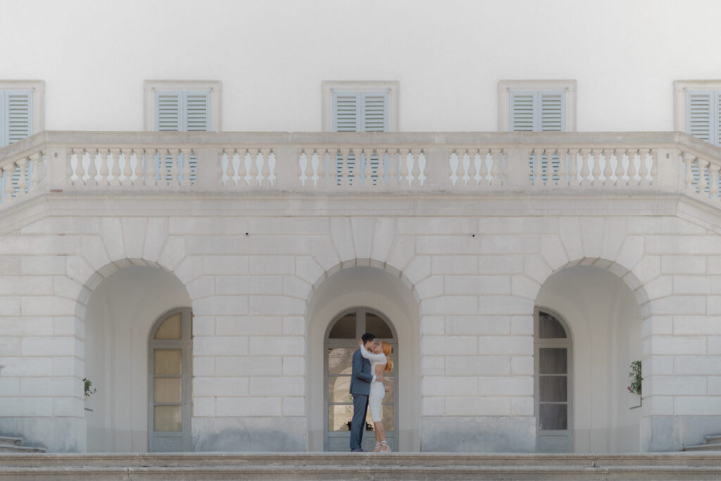 kissing couple in Villa Melzi