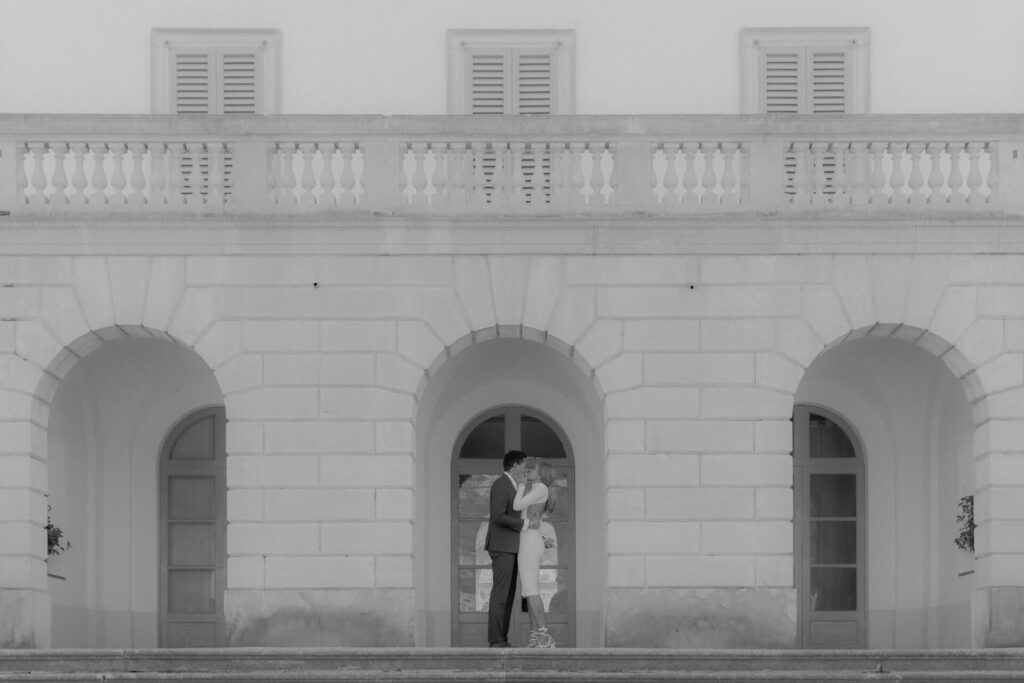 kissing couple in Villa Melzi