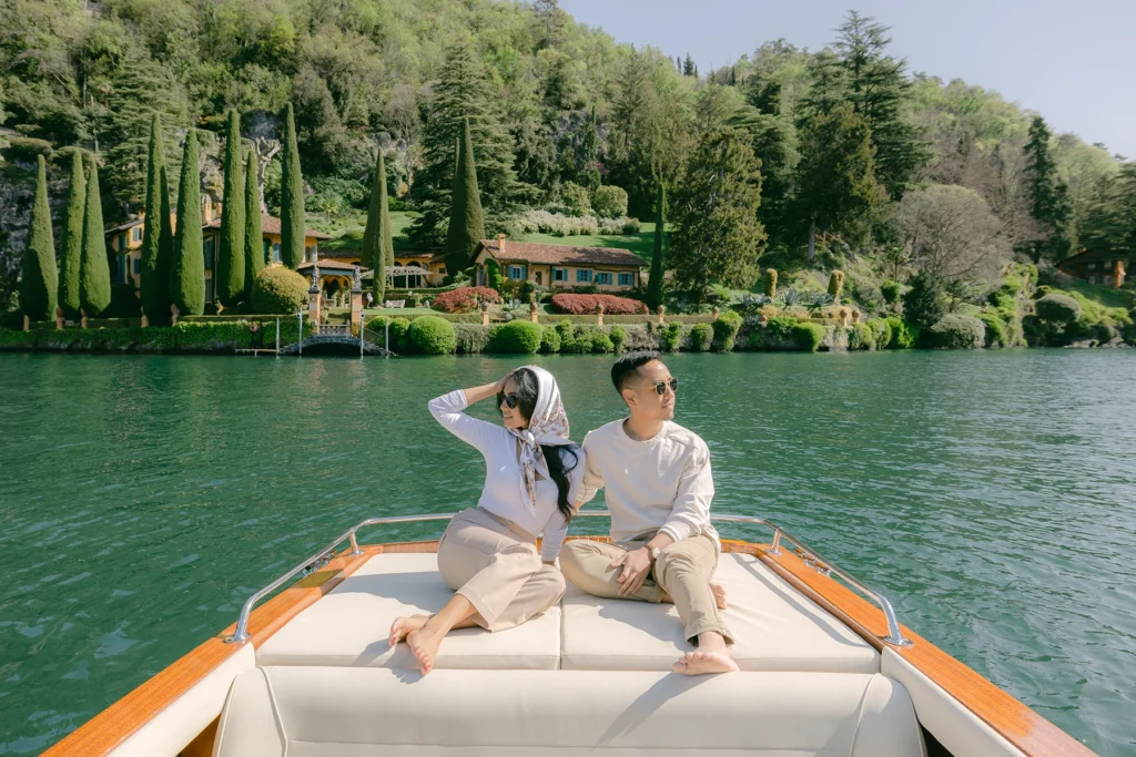 couple proposal photoshooting on a wooden boat in front of Villa la Cassinella on Lake Como