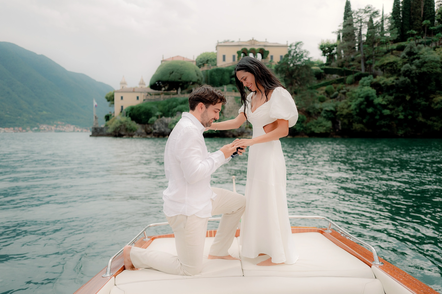 boat proposal photoshooting on a wooden boat in front of Villa del Balbianello on Lake Como